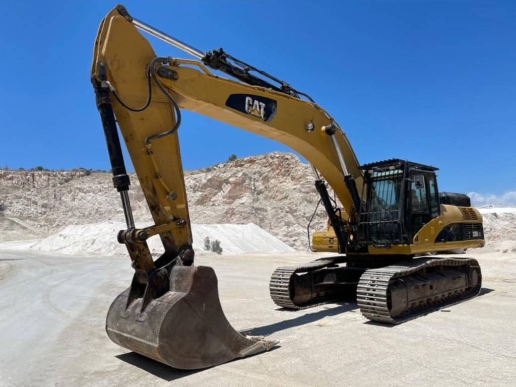 CAT 330 D LN - Lánctalpas kotró: 2 kép. CAT 330 D LN - Lánctalpas kotró: 2 kép.