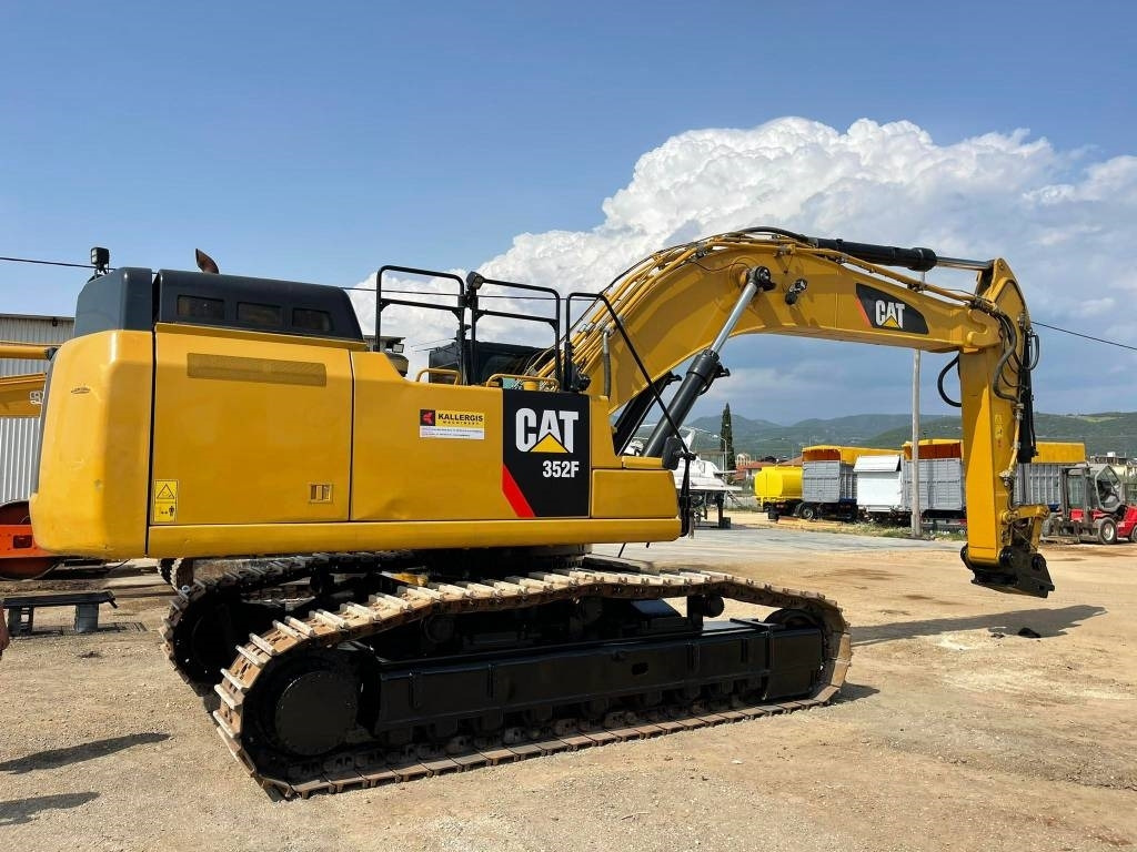 CAT 352FL - Lánctalpas kotró: 1 kép. CAT 352FL - Lánctalpas kotró: 1 kép.