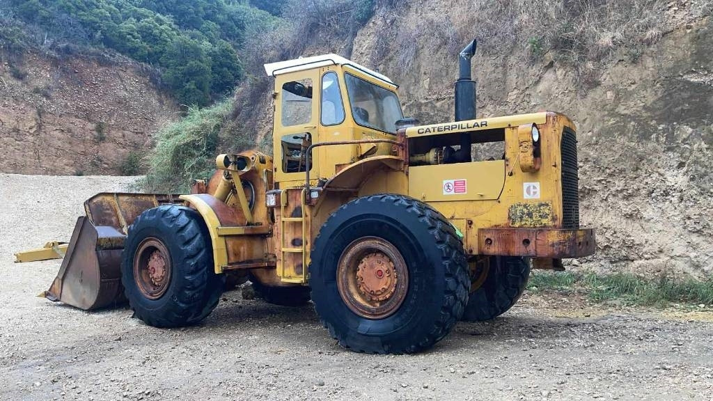 CAT 966 C - Gumikerekes homlokrakodó: 2 kép. CAT 966 C - Gumikerekes homlokrakodó: 2 kép.
