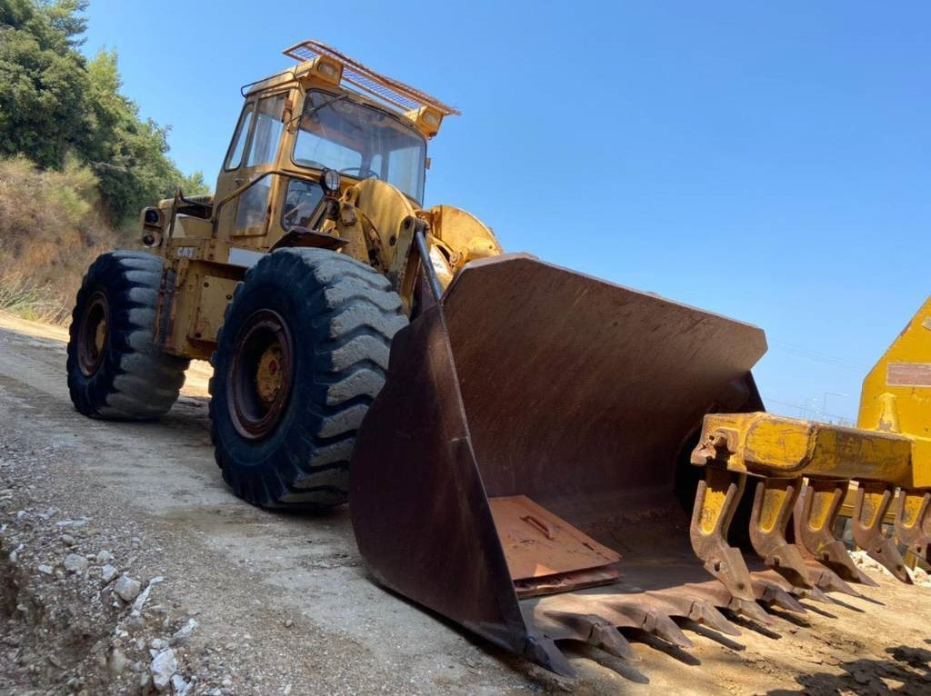 CAT 966 C - Gumikerekes homlokrakodó: 4 kép. CAT 966 C - Gumikerekes homlokrakodó: 4 kép.