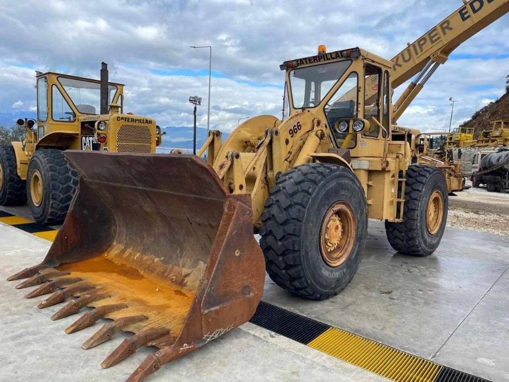 CAT 966 C - Gumikerekes homlokrakodó: 2 kép. CAT 966 C - Gumikerekes homlokrakodó: 2 kép.
