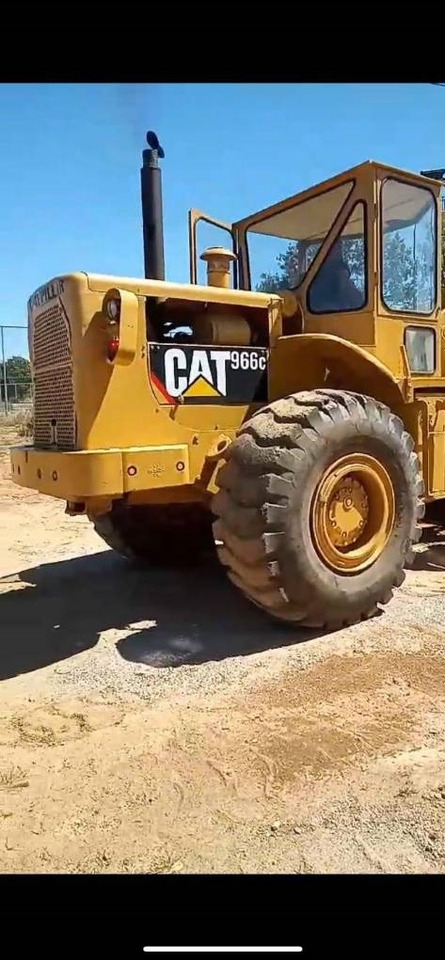 CAT 966C - Gumikerekes homlokrakodó: 2 kép. CAT 966C - Gumikerekes homlokrakodó: 2 kép.