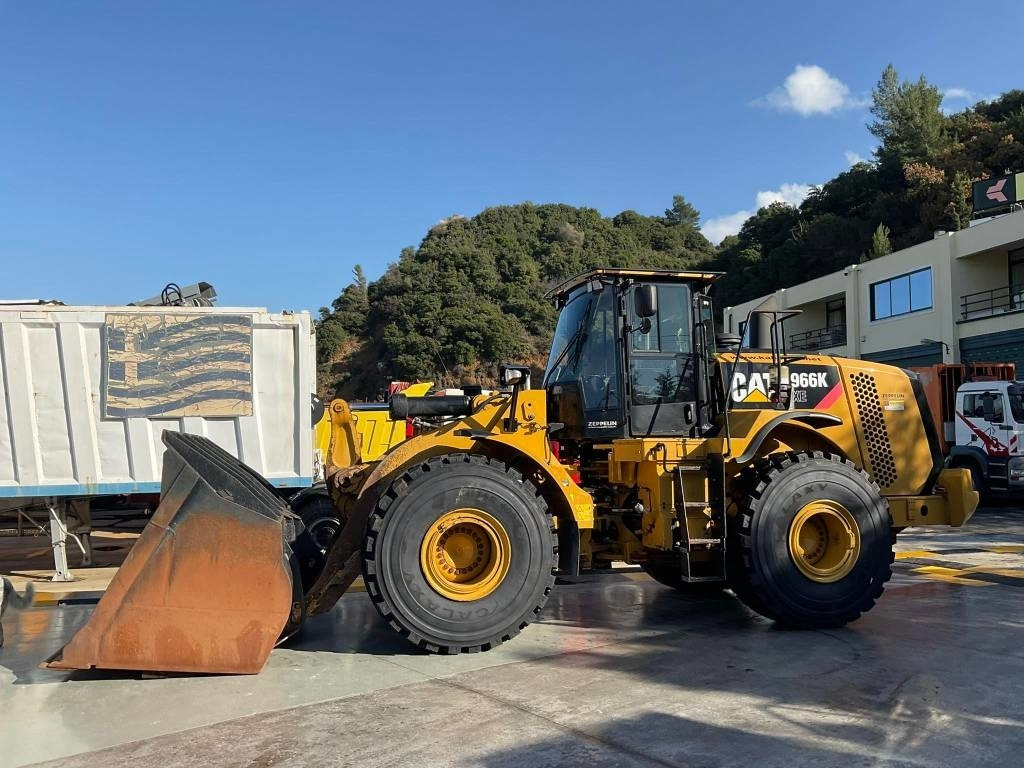 CAT 966K XE - Gumikerekes homlokrakodó: 5 kép. CAT 966K XE - Gumikerekes homlokrakodó: 5 kép.