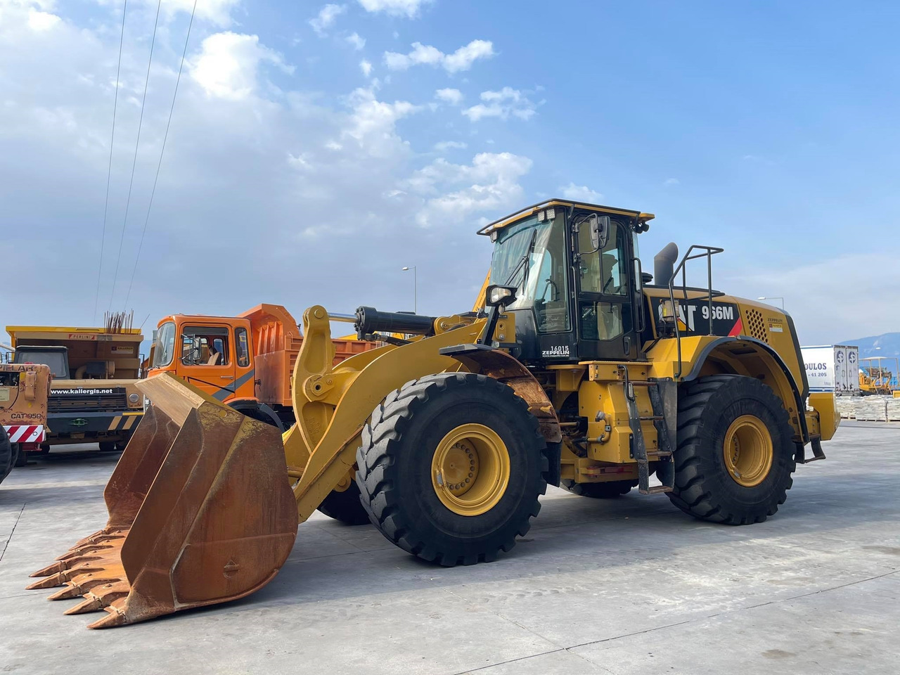 CAT 966M - Gumikerekes homlokrakodó: 1 kép. CAT 966M - Gumikerekes homlokrakodó: 1 kép.