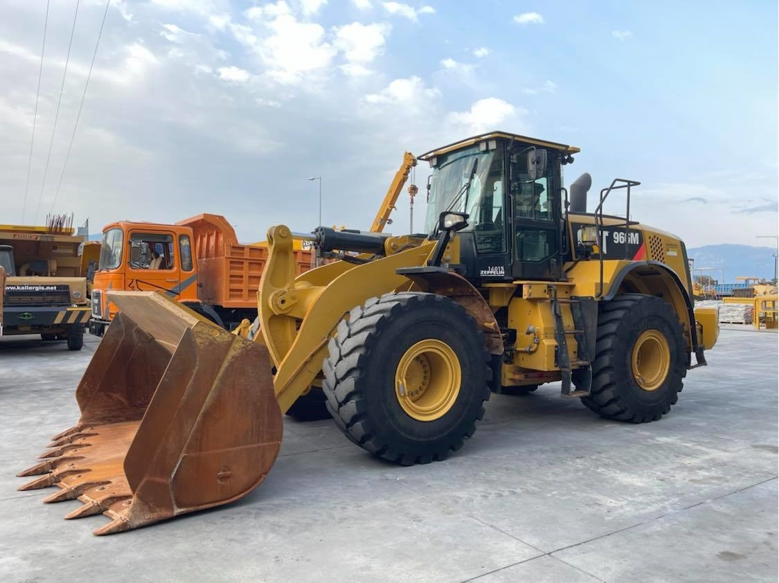 CAT 966M - Gumikerekes homlokrakodó: 3 kép. CAT 966M - Gumikerekes homlokrakodó: 3 kép.