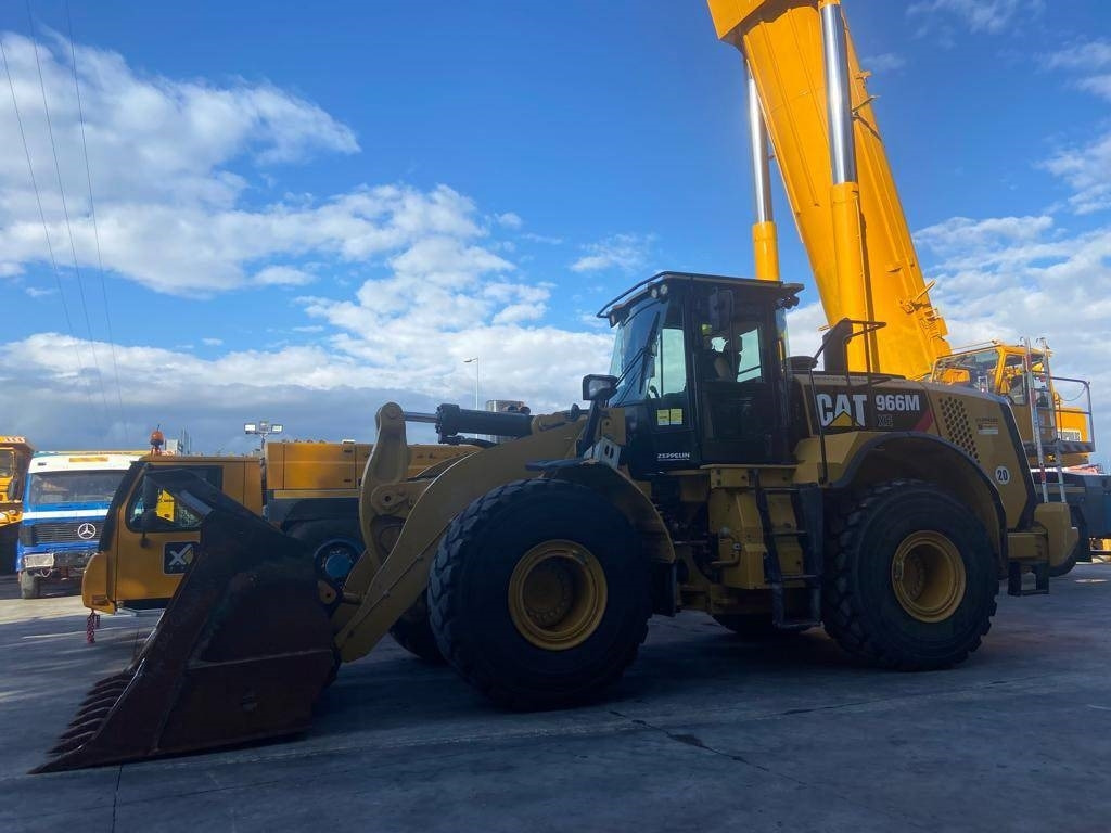 CAT 966M XE - Gumikerekes homlokrakodó: 5 kép. CAT 966M XE - Gumikerekes homlokrakodó: 5 kép.