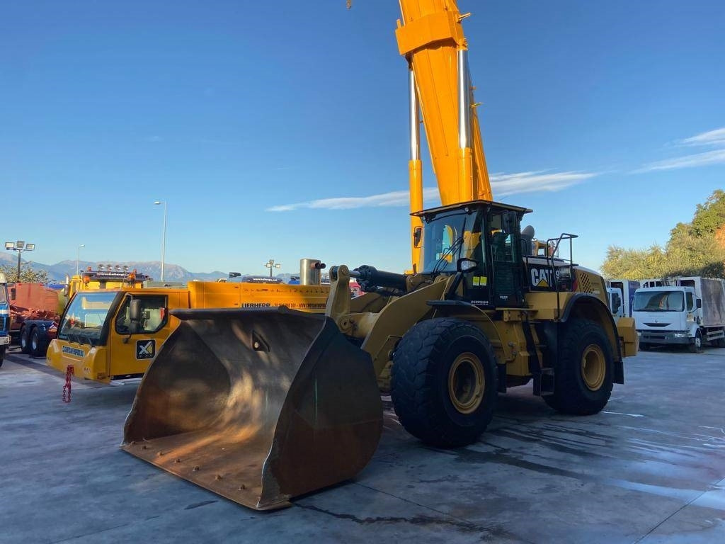 CAT 972M XE - Gumikerekes homlokrakodó: 2 kép. CAT 972M XE - Gumikerekes homlokrakodó: 2 kép.
