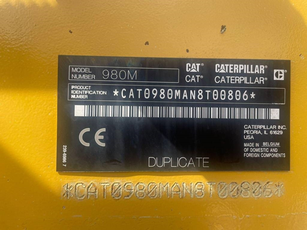 CAT 980M  - Gumikerekes homlokrakodó: 2 kép. CAT 980M  - Gumikerekes homlokrakodó: 2 kép.