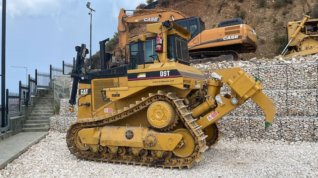 CAT D 9 N - Buldózer: 3 kép. CAT D 9 N - Buldózer: 3 kép.