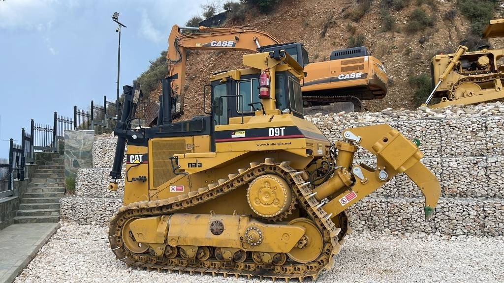 CAT D 9 N - Buldózer: 2 kép. CAT D 9 N - Buldózer: 2 kép.
