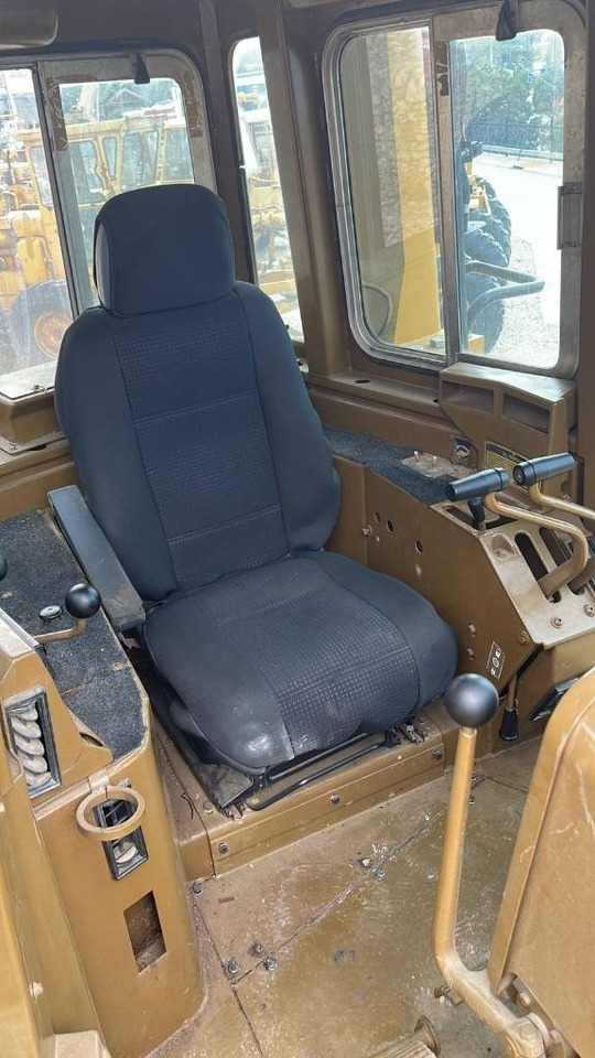 CAT D 9 N - Buldózer: 5 kép. CAT D 9 N - Buldózer: 5 kép.