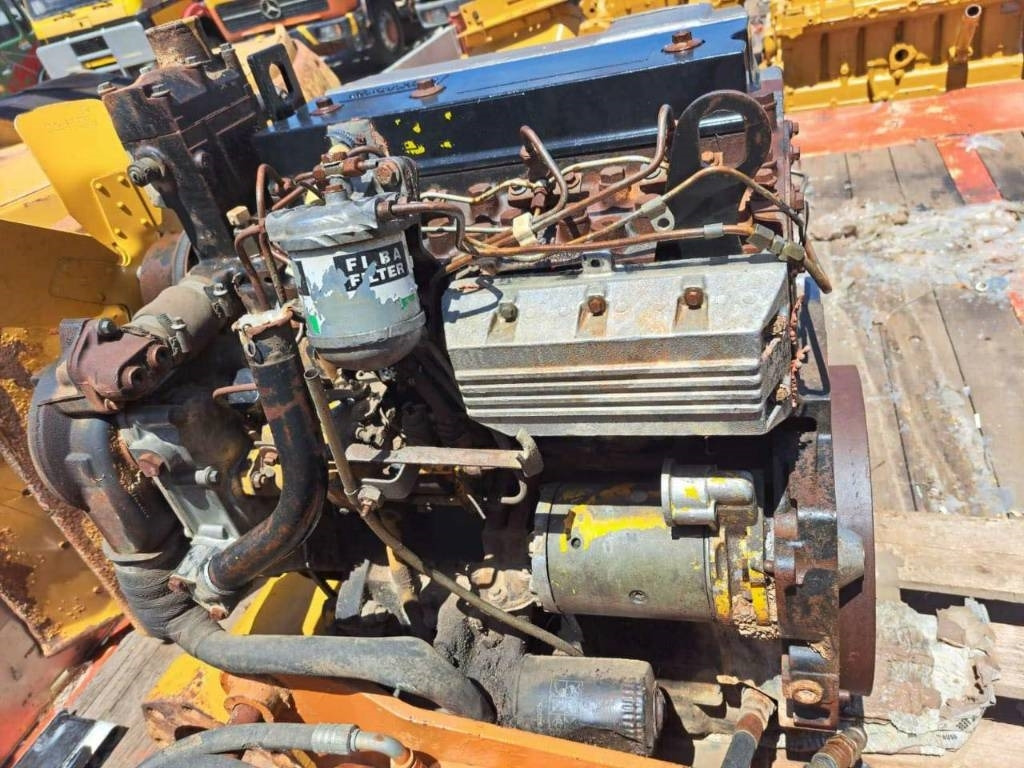 JCB 3CXT - Motor - Teherautó: 3 kép. JCB 3CXT - Motor - Teherautó: 3 kép.