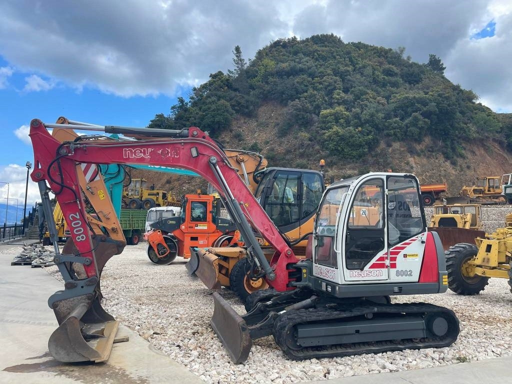 Neuson 8002 RDU - Lánctalpas kotró: 2 kép. Neuson 8002 RDU - Lánctalpas kotró: 2 kép.