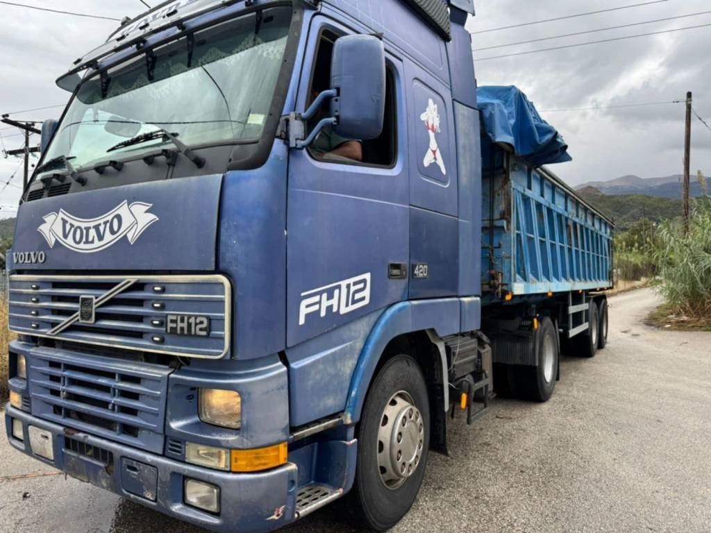Volvo FH 12 420 - Billenőplatós teherautó: 5 kép. Volvo FH 12 420 - Billenőplatós teherautó: 5 kép.