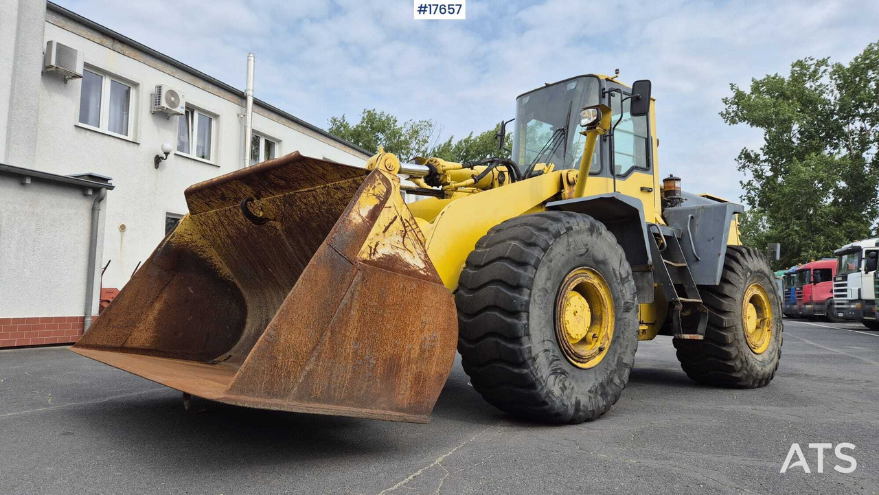 2000 Komatsu WA420-3H - Gumikerekes homlokrakodó: 2 kép. 2000 Komatsu WA420-3H - Gumikerekes homlokrakodó: 2 kép.
