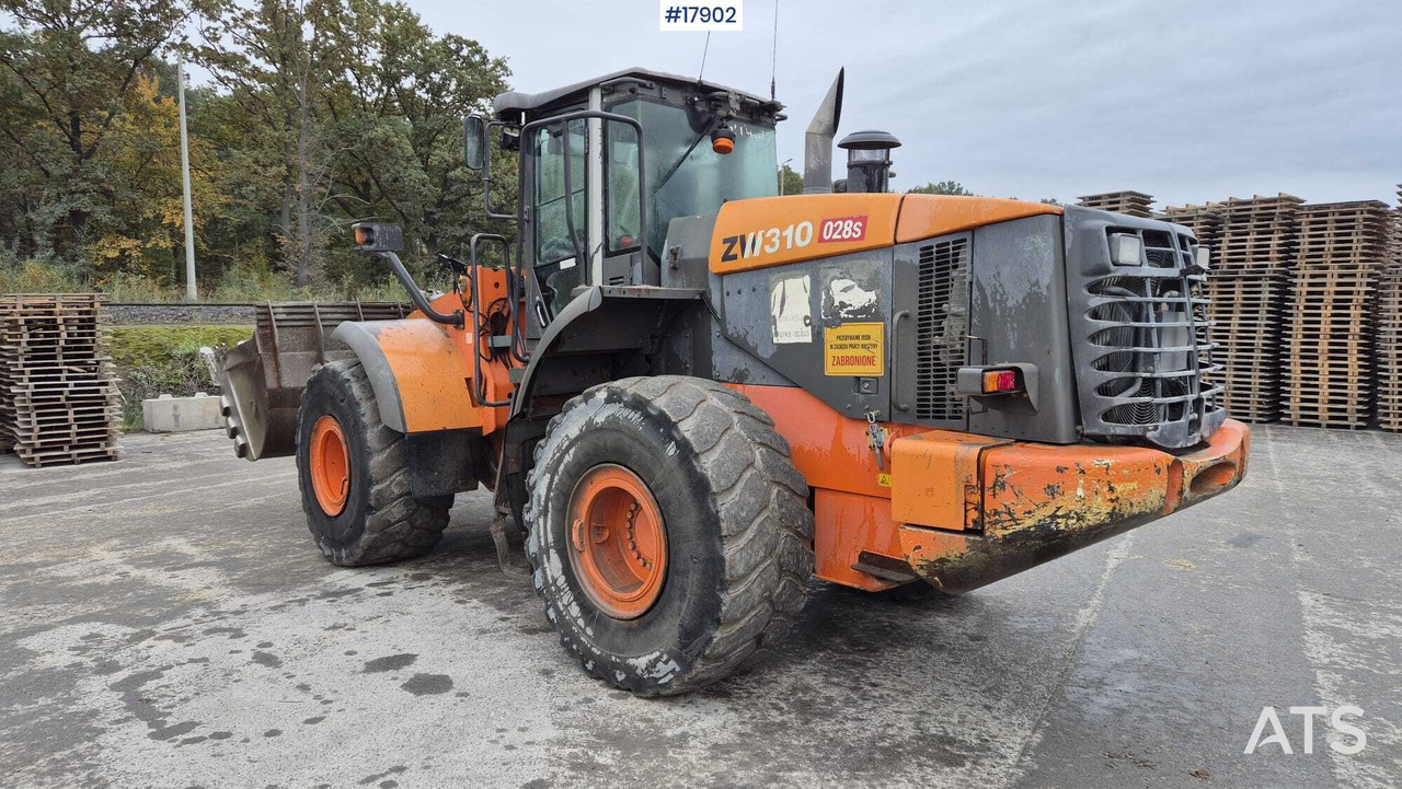 2009 Hitachi ZW 310 - Gumikerekes homlokrakodó: 5 kép. 2009 Hitachi ZW 310 - Gumikerekes homlokrakodó: 5 kép.