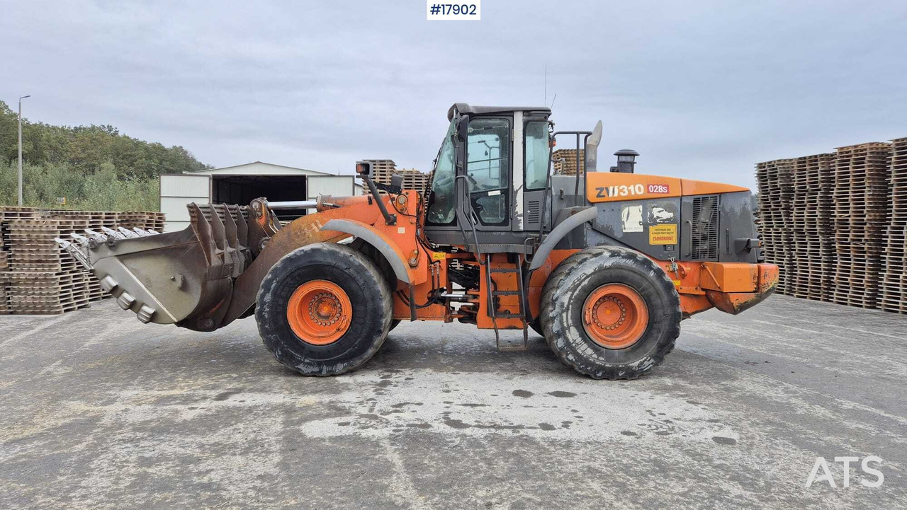 2009 Hitachi ZW 310 - Gumikerekes homlokrakodó: 2 kép. 2009 Hitachi ZW 310 - Gumikerekes homlokrakodó: 2 kép.