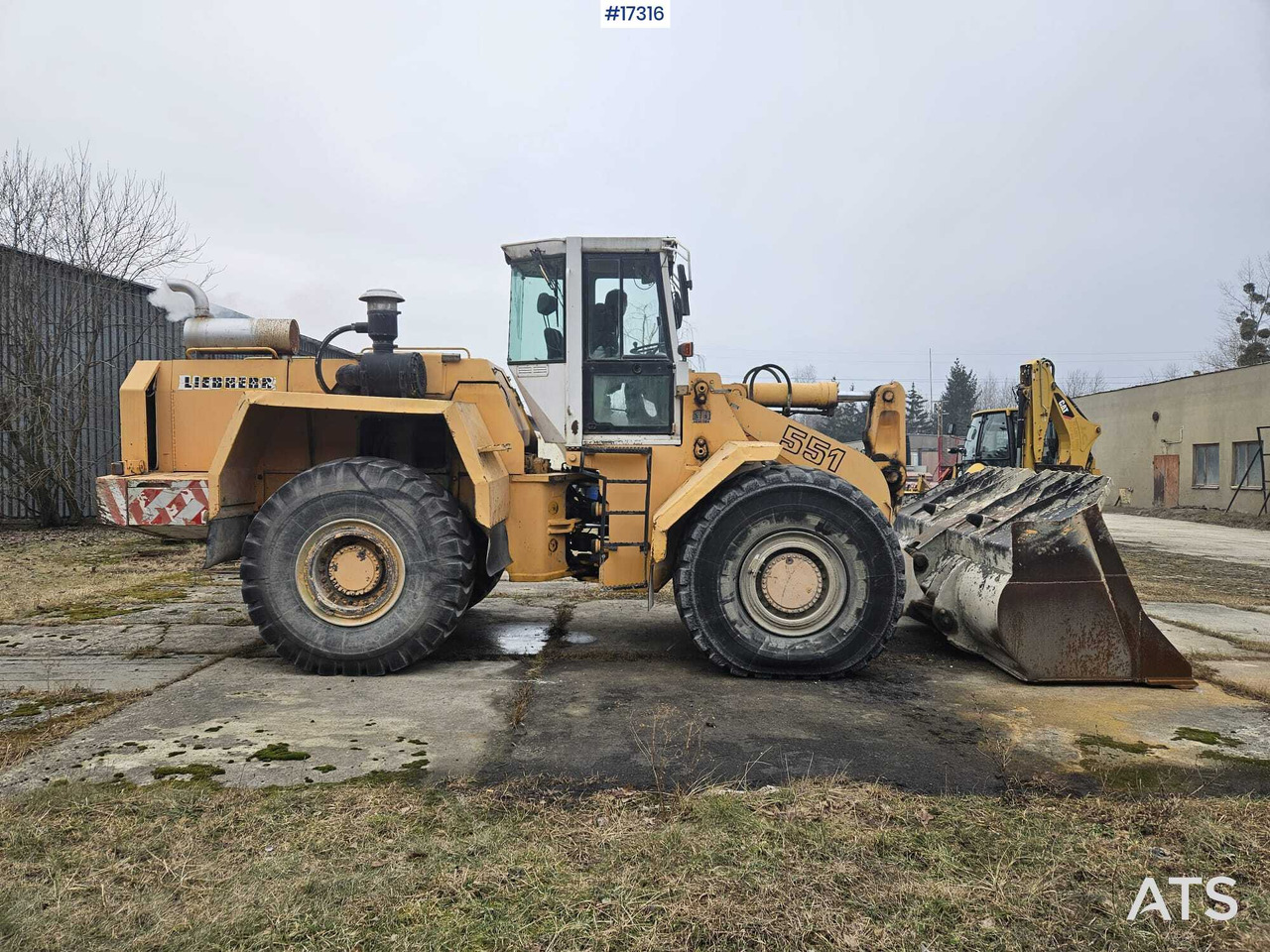 LIEBHERR L551 wheel loader (1995) - Gumikerekes homlokrakodó: 5 kép. LIEBHERR L551 wheel loader (1995) - Gumikerekes homlokrakodó: 5 kép.
