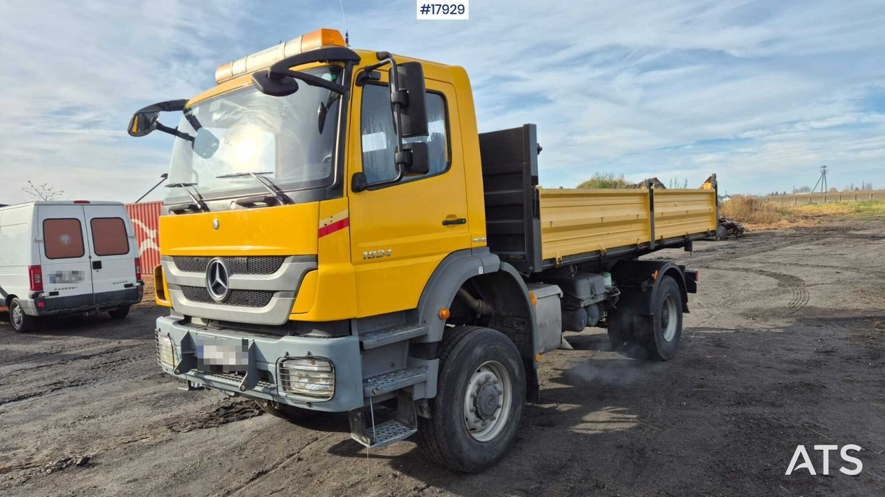 Mercedes-Benz 1824 4x4 dump truck (2005) - Billenőplatós teherautó: 5 kép. Mercedes-Benz 1824 4x4 dump truck (2005) - Billenőplatós teherautó: 5 kép.