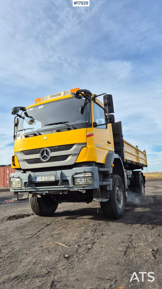 Mercedes-Benz 1824 4x4 dump truck (2005) - Billenőplatós teherautó: 4 kép. Mercedes-Benz 1824 4x4 dump truck (2005) - Billenőplatós teherautó: 4 kép.