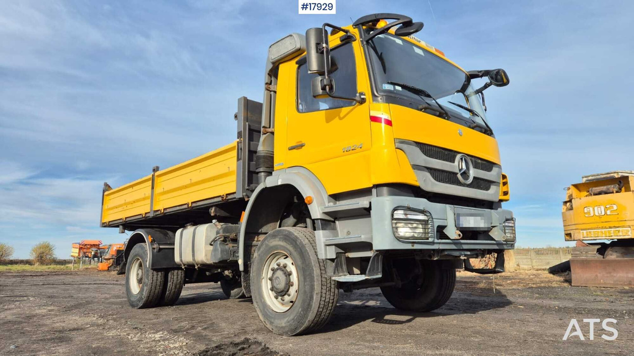 Mercedes-Benz 1824 4x4 dump truck (2005) - Billenőplatós teherautó: 2 kép. Mercedes-Benz 1824 4x4 dump truck (2005) - Billenőplatós teherautó: 2 kép.