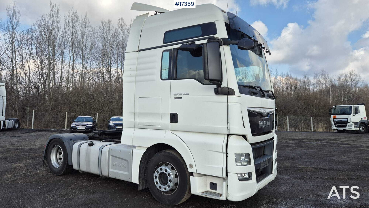 Truck tractor MAN TGX 18.440 EfficientLine 2 (2016) - Nyergesvontató: 2 kép. Truck tractor MAN TGX 18.440 EfficientLine 2 (2016) - Nyergesvontató: 2 kép.