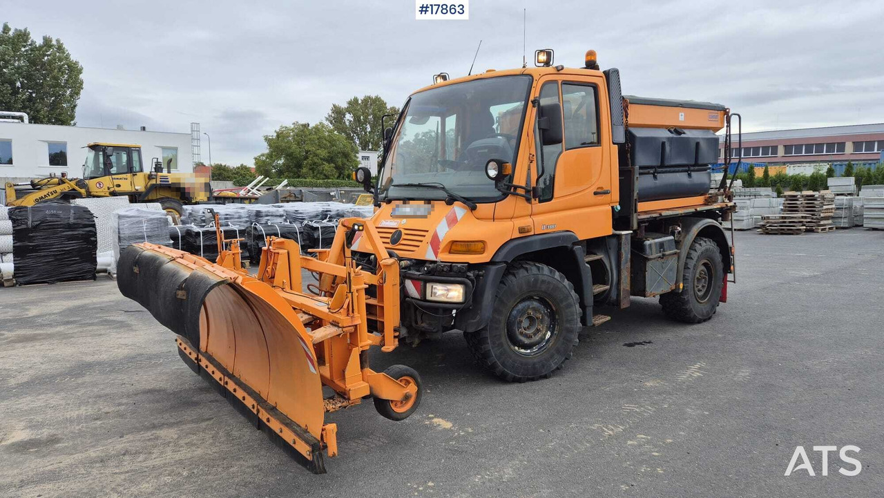 Płógopiaskarka Mercedes-Benz UNIMOG U300 (2001) - Hóeltakarító gép: 3 kép. Płógopiaskarka Mercedes-Benz UNIMOG U300 (2001) - Hóeltakarító gép: 3 kép.