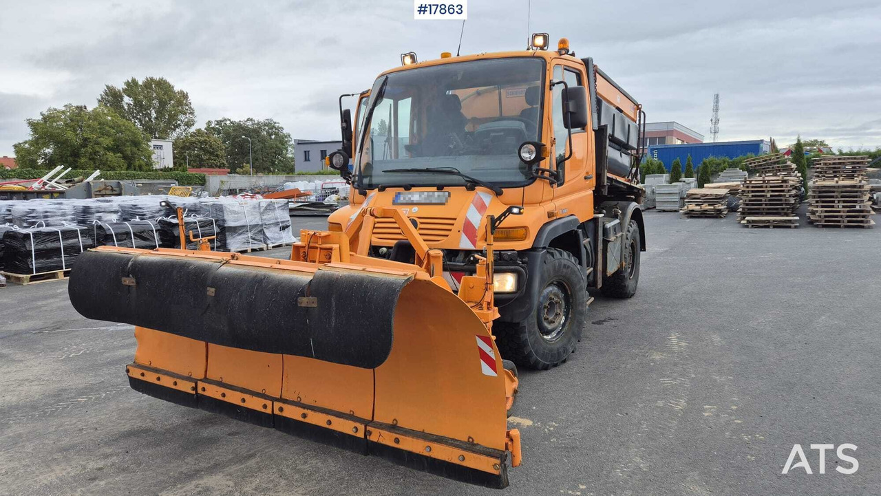Płógopiaskarka Mercedes-Benz UNIMOG U300 (2001) - Hóeltakarító gép: 2 kép. Płógopiaskarka Mercedes-Benz UNIMOG U300 (2001) - Hóeltakarító gép: 2 kép.