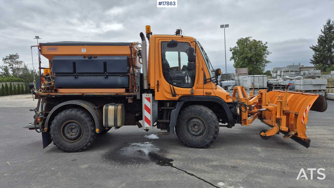 Płógopiaskarka Mercedes-Benz UNIMOG U300 (2001) - Hóeltakarító gép: 4 kép. Płógopiaskarka Mercedes-Benz UNIMOG U300 (2001) - Hóeltakarító gép: 4 kép.