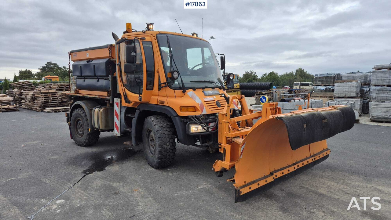 Płógopiaskarka Mercedes-Benz UNIMOG U300 (2001) - Hóeltakarító gép: 1 kép. Płógopiaskarka Mercedes-Benz UNIMOG U300 (2001) - Hóeltakarító gép: 1 kép.