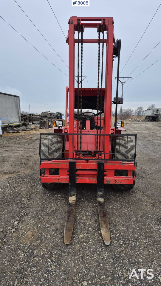 Rough terrain forklift MANITOU MB 30N (1993) - Terepjáró képességű targoncá: 2 kép. Rough terrain forklift MANITOU MB 30N (1993) - Terepjáró képességű targoncá: 2 kép.