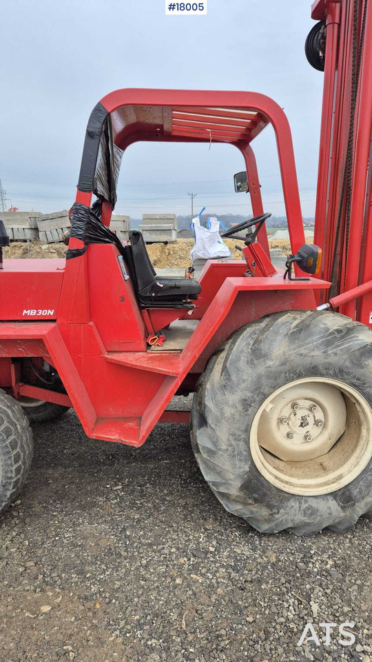 Rough terrain forklift MANITOU MB 30N (1993) - Terepjáró képességű targoncá: 5 kép. Rough terrain forklift MANITOU MB 30N (1993) - Terepjáró képességű targoncá: 5 kép.