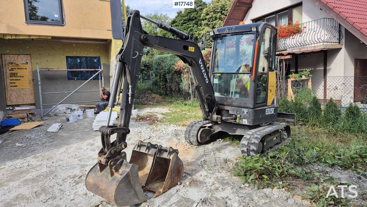 VOLVO ECR25D Mini Crawler Excavator (2021) - Minikotró: 3 kép. VOLVO ECR25D Mini Crawler Excavator (2021) - Minikotró: 3 kép.