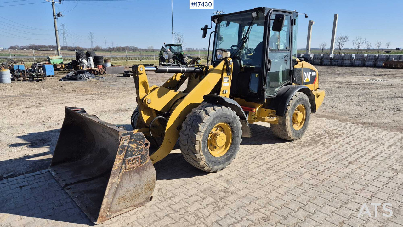 Wheel loader CATERPILLAR 906 H2 (2014) - Gumikerekes homlokrakodó: 2 kép. Wheel loader CATERPILLAR 906 H2 (2014) - Gumikerekes homlokrakodó: 2 kép.