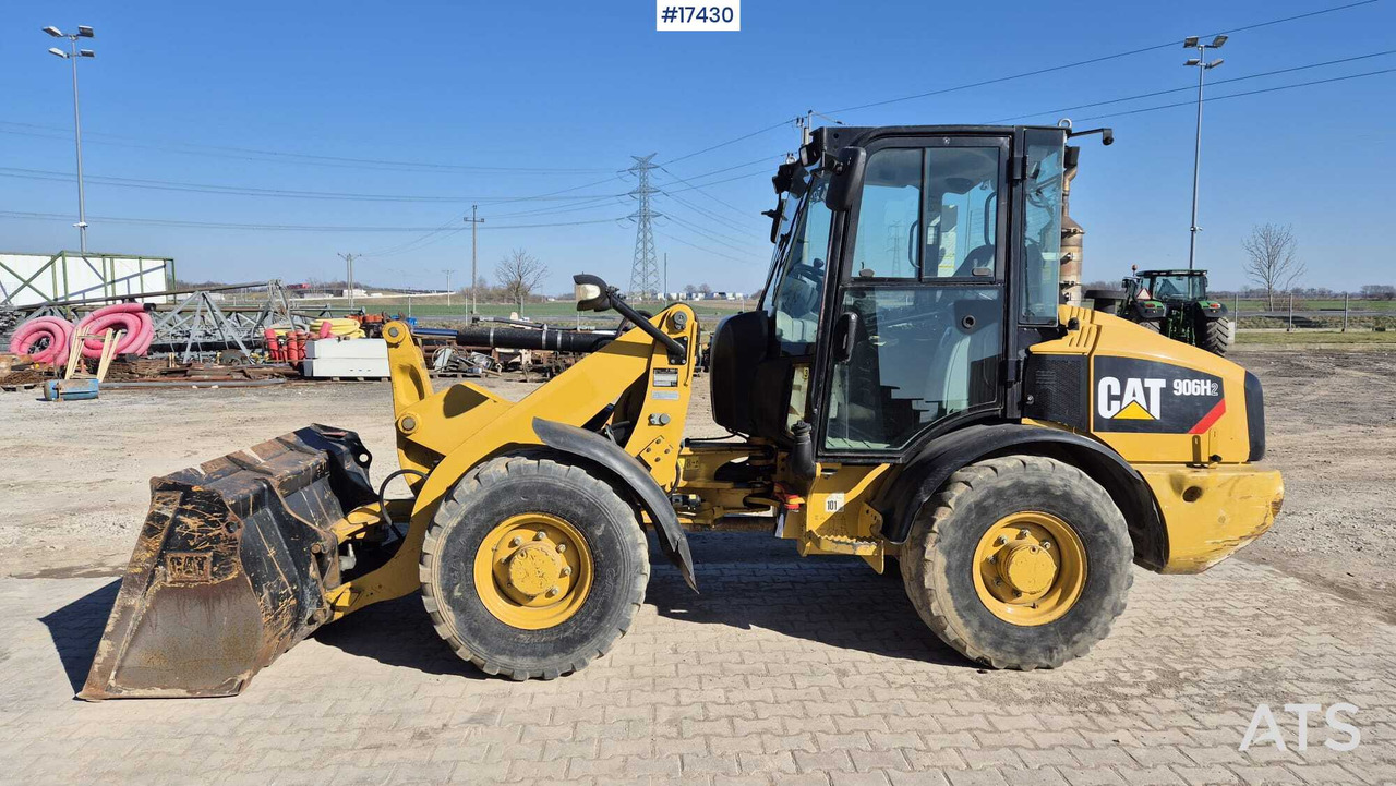 Wheel loader CATERPILLAR 906 H2 (2014) - Gumikerekes homlokrakodó: 3 kép. Wheel loader CATERPILLAR 906 H2 (2014) - Gumikerekes homlokrakodó: 3 kép.