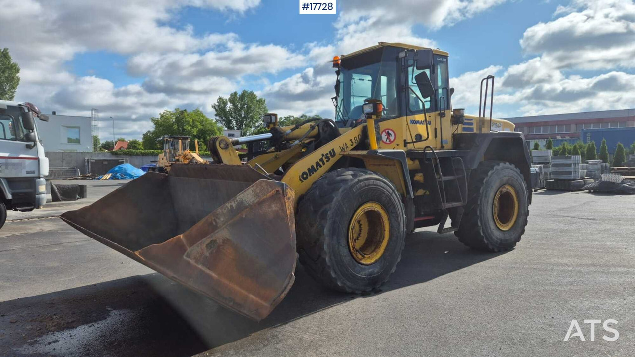 Wheel loader KOMATSU WA380-5H (2004) - Gumikerekes homlokrakodó: 3 kép. Wheel loader KOMATSU WA380-5H (2004) - Gumikerekes homlokrakodó: 3 kép.