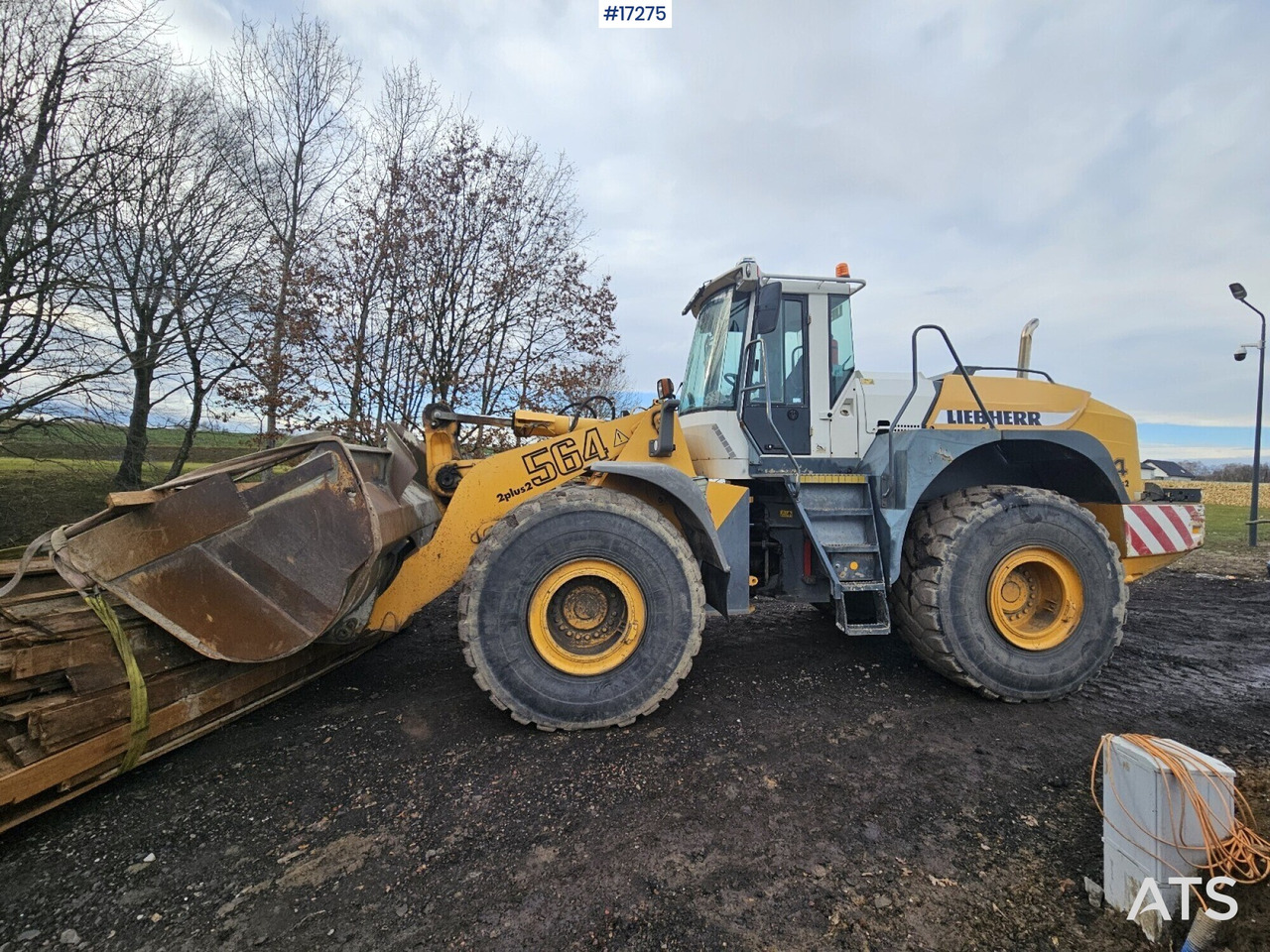 Wheel loader LIEBHERR L564 2plus2 (2004) - Gumikerekes homlokrakodó: 1 kép. Wheel loader LIEBHERR L564 2plus2 (2004) - Gumikerekes homlokrakodó: 1 kép.