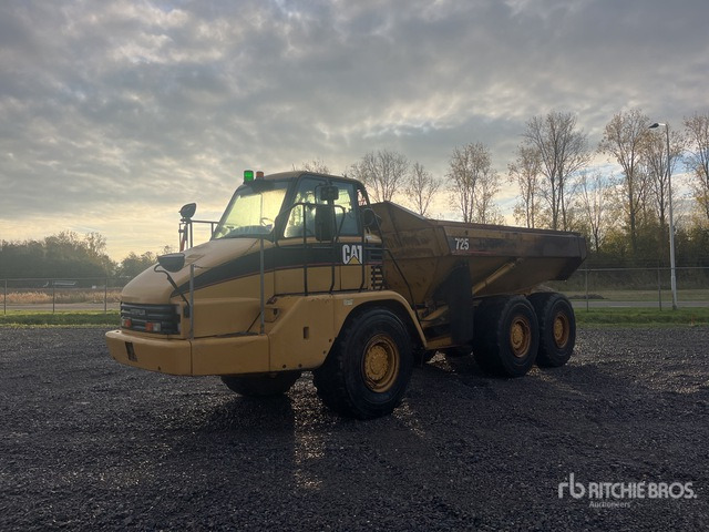 2003 Cat 725 Kiepwagen met knikbesturing - Csuklós dömper: 2 kép. 2003 Cat 725 Kiepwagen met knikbesturing - Csuklós dömper: 2 kép.