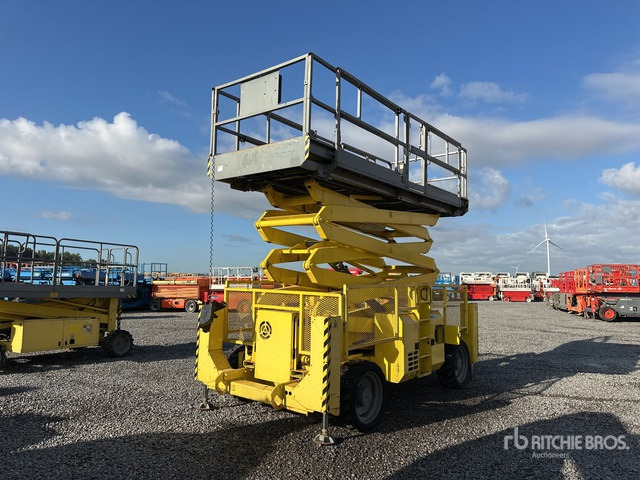 2004 Genie GS-4390 4x4 Diesel Scissor Lift - Ollós emelő: 1 kép. 2004 Genie GS-4390 4x4 Diesel Scissor Lift - Ollós emelő: 1 kép.