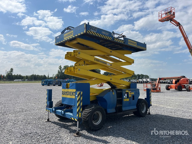 2006 JLG 4394 RT 4x4 Diesel Scissor Lift - Ollós emelő: 2 kép. 2006 JLG 4394 RT 4x4 Diesel Scissor Lift - Ollós emelő: 2 kép.
