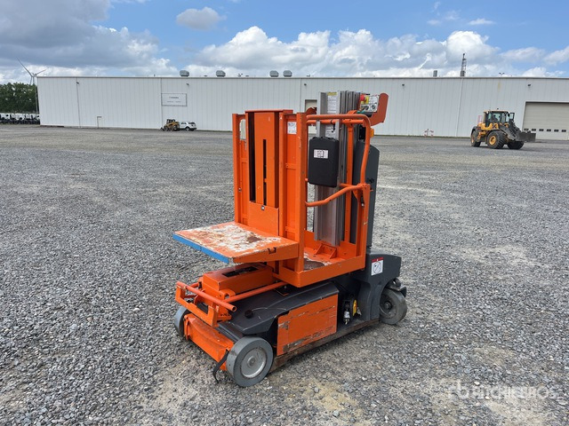 2011 JLG Toucan-Duo Vertical Mast Lift - Oszlopos személyemelő: 3 kép. 2011 JLG Toucan-Duo Vertical Mast Lift - Oszlopos személyemelő: 3 kép.