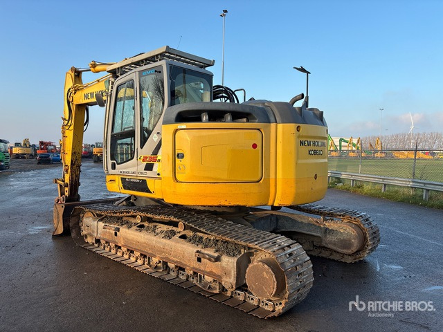 2011 New Holland E235BSR-2 Tracked Excavator - Lánctalpas kotró: 2 kép. 2011 New Holland E235BSR-2 Tracked Excavator - Lánctalpas kotró: 2 kép.