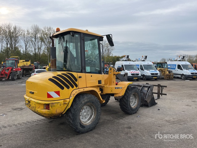 2011 Volvo L30B-Z/X Forklift - Gumikerekes homlokrakodó: 4 kép. 2011 Volvo L30B-Z/X Forklift - Gumikerekes homlokrakodó: 4 kép.