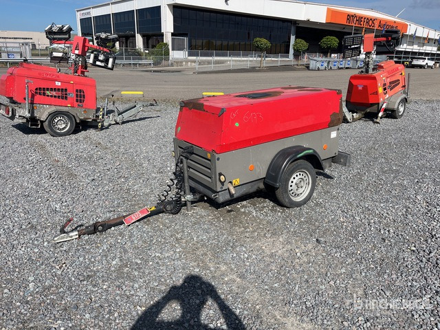 2013 Atlas Copco XAS87 Mobile Air Compressor - Légkompresszor: 1 kép. 2013 Atlas Copco XAS87 Mobile Air Compressor - Légkompresszor: 1 kép.
