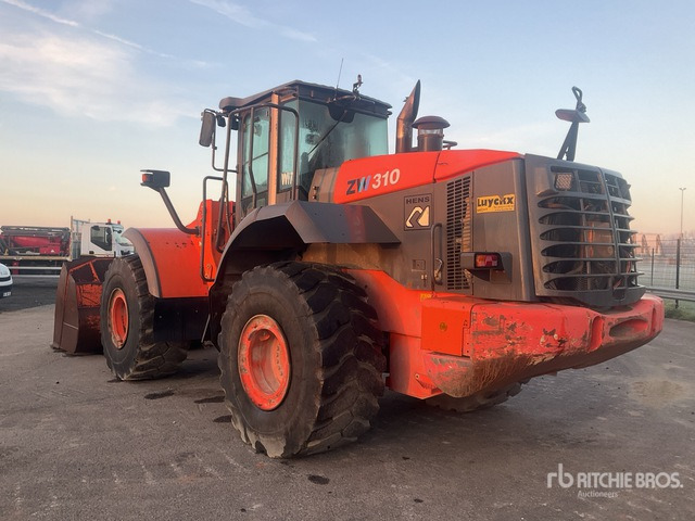 2013 Hitachi ZW310 Wiellader - Gumikerekes homlokrakodó: 4 kép. 2013 Hitachi ZW310 Wiellader - Gumikerekes homlokrakodó: 4 kép.