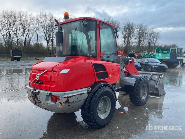 2013 Volvo L25F Compact Track Loader - Gumikerekes homlokrakodó: 4 kép. 2013 Volvo L25F Compact Track Loader - Gumikerekes homlokrakodó: 4 kép.