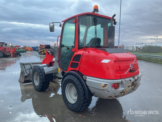 2013 Volvo L25F Compact Track Loader - Gumikerekes homlokrakodó: 3 kép. 2013 Volvo L25F Compact Track Loader - Gumikerekes homlokrakodó: 3 kép.