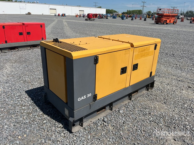 2014 Atlas Copco QAS30 30 kVA Skid-Mounted Generator Set - Áramfejlesztő: 2 kép. 2014 Atlas Copco QAS30 30 kVA Skid-Mounted Generator Set - Áramfejlesztő: 2 kép.