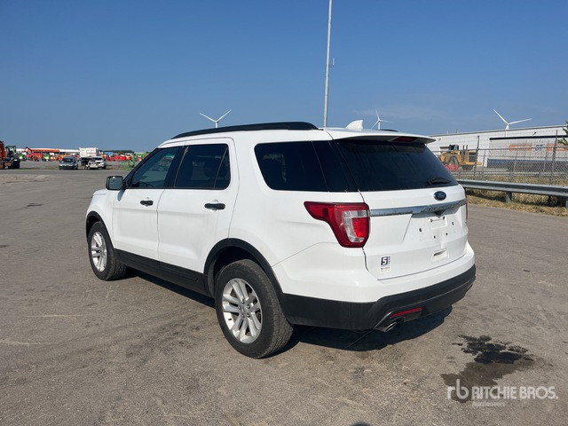 2015 Ford Explorer 4WD SUV - Terepjáró/ SUV: 2 kép. 2015 Ford Explorer 4WD SUV - Terepjáró/ SUV: 2 kép.