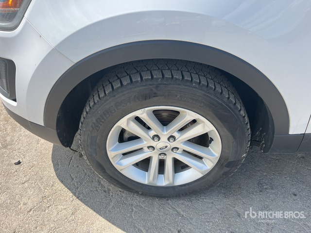 2015 Ford Explorer 4WD SUV - Terepjáró/ SUV: 4 kép. 2015 Ford Explorer 4WD SUV - Terepjáró/ SUV: 4 kép.